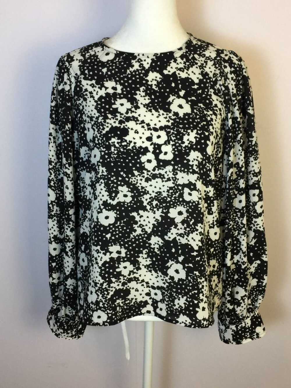 Ann Taylor Blouse Top Sz MP Womans Petite Black White Floral Long Balloon Sleeve